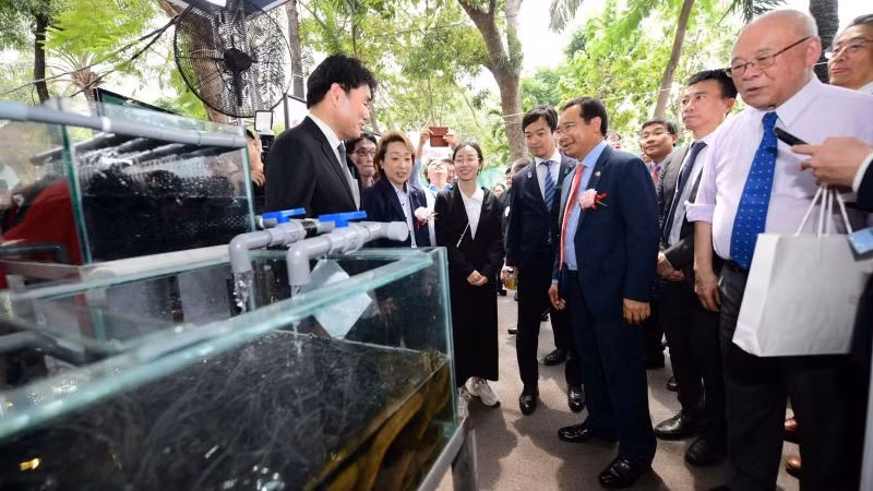Trưởng Đại diện Văn phòng JICA Việt Nam ông Sugano Yuichi giới thiệu với các biểu tham dự lễ hội về mô hình nuôi lươn tuần hoàn đang được thí điểm tại Trường đại học Cần Thơ trong khuôn khổ “Dự án tăng cường liên kết và ứng dụng khoa học thúc đẩy phát triển bền vững Đồng bằng sông Cửu Long thích ứng với biến đổi khí hậu”.