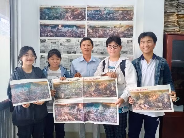 Một số em học sinh trên địa bàn tỉnh Tiền Giang vui mừng khi sở hữu tranh panorama "Chiến dịch Điện Biên Phủ" của Báo Nhân Dân.