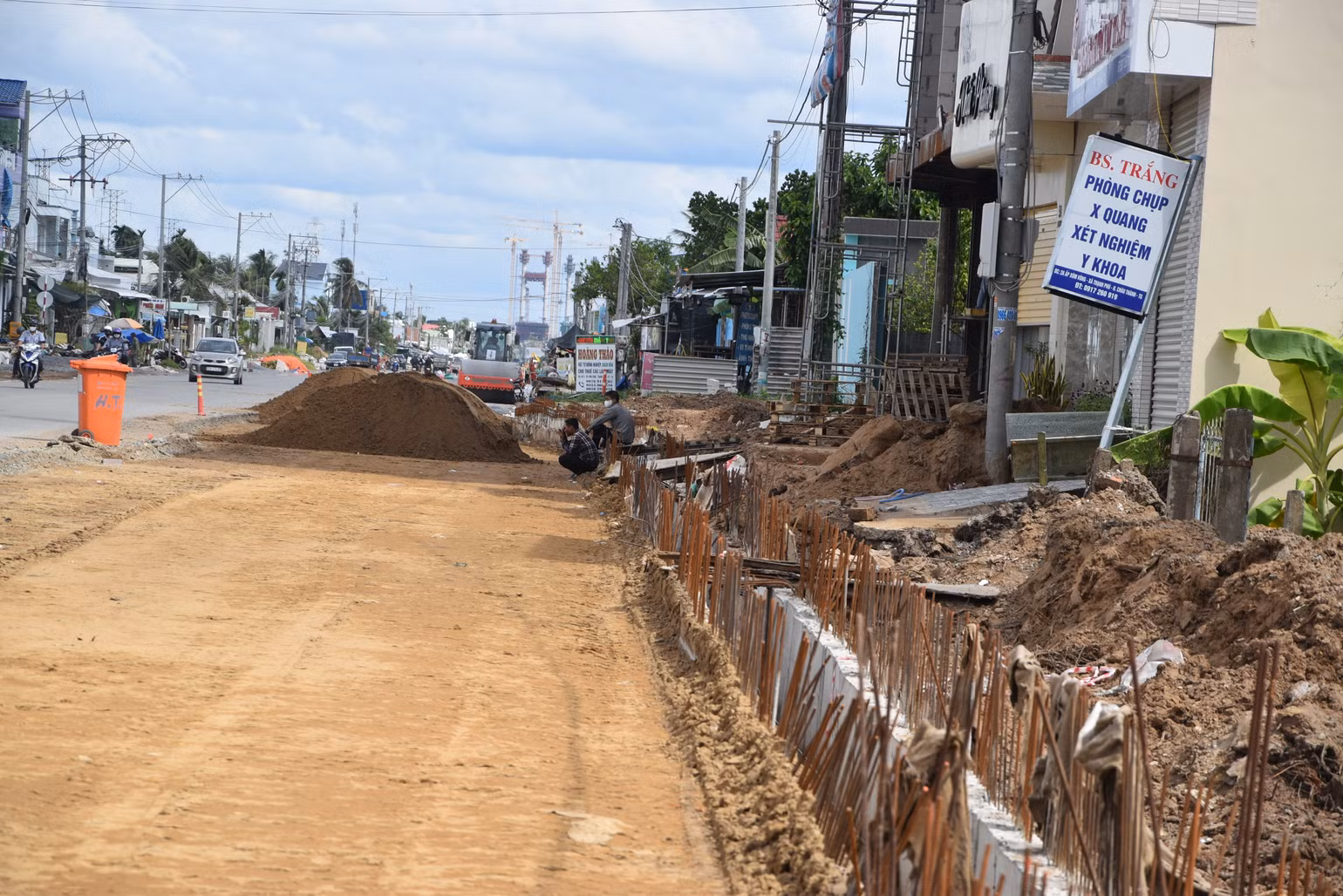 Một vài công nhân thi công cống thoát nước của dự án.