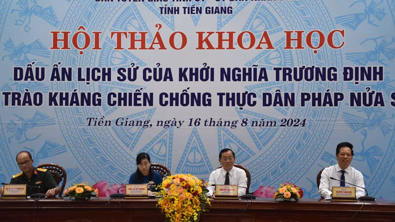 Các đại biểu chủ tọa tại buổi Hội thảo khoa học.