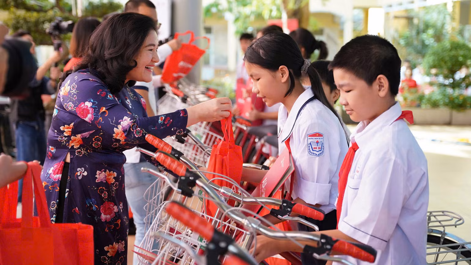 Thứ trưởng Lao động-Thương binh và Xã hội Nguyễn Thị Hà trao tặng xe đạp cho trẻ em khó khăn ở thành phố Hải Phòng. (Ảnh: BTC)