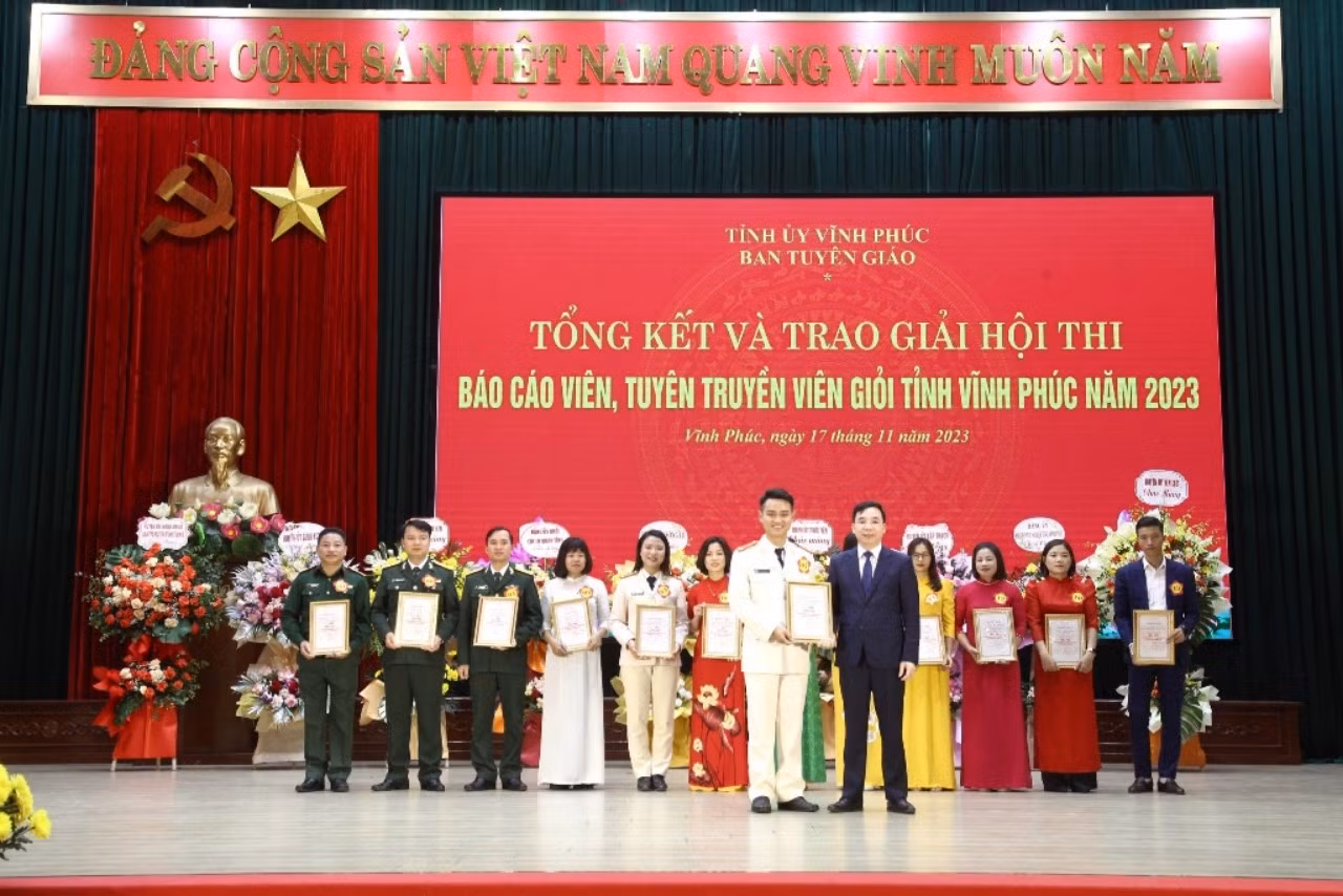Trưởng Ban Tuyên giáo Tỉnh ủy Bùi Huy Vĩnh trao giải Nhất cho thí sinh.