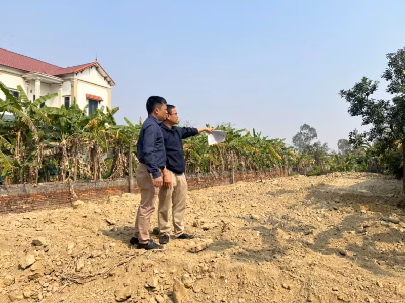 Ông Trịnh Văn Hiến, ở Đông Thôn 1 (xã Cầu Lộc, Hậu Lộc, Thanh Hóa) bên cạnh thửa đất hơn 1000m2 của gia đình bị "biến" thành đất tái định cư.