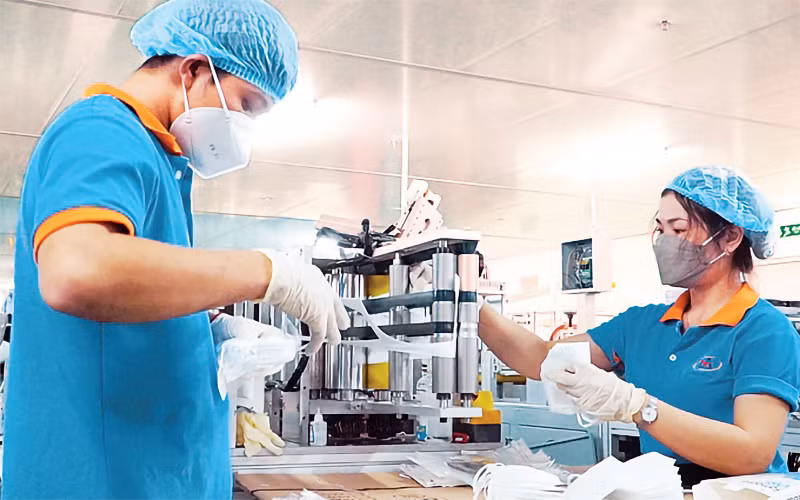 Lao động ở Công ty TNHH Sản xuất Thương mại thiết bị Nam Anh, Thành phố Hồ Chí Minh. (Ảnh: Quang Quý)
