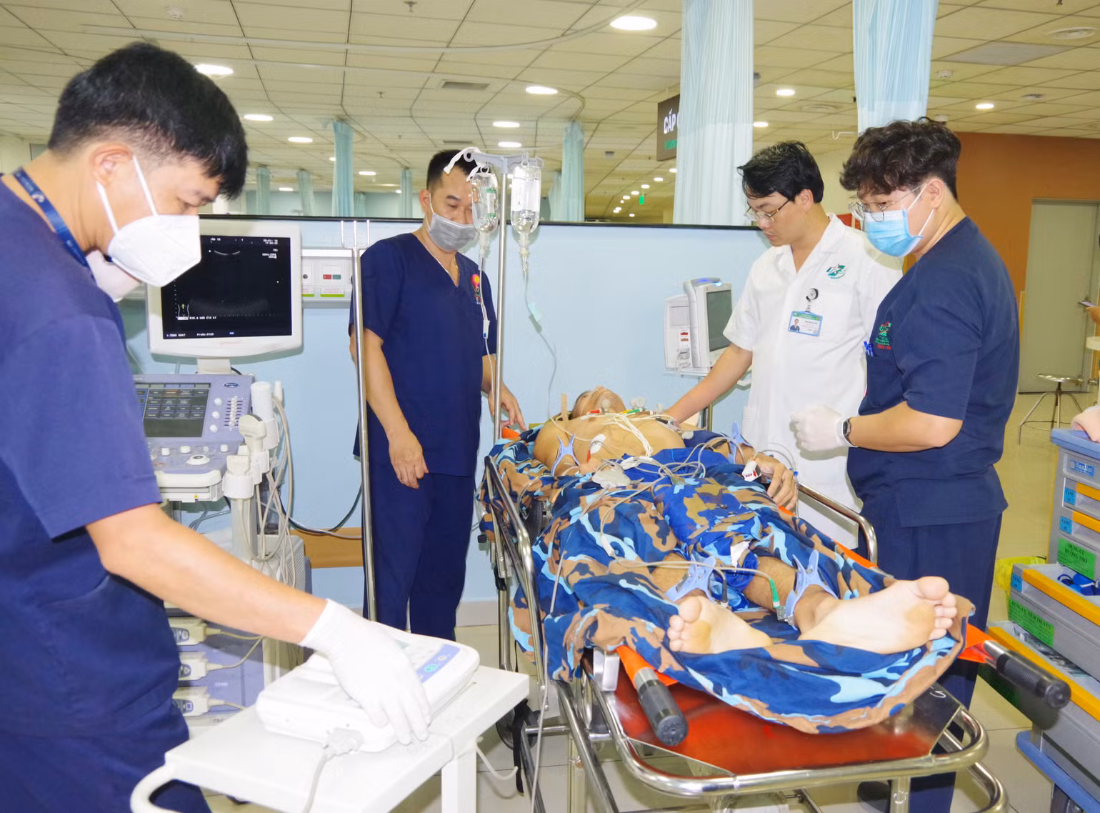 Các bác sĩ nhanh chóng hội chẩn, thăm khám cho bệnh nhân.