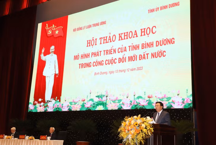 GS.TS Nguyễn Xuân Thắng, Ủy viên Bộ Chính trị, Chủ tịch Hội đồng Lý luận Trung ương, Giám đốc Học viện Chính trị quốc gia Hồ Chí Minh phát biểu tại Hội thảo. GS.TS Nguyễn Xuân Thắng, Ủy viên Bộ Chính trị, Chủ tịch Hội đồng Lý luận Trung ương, Giám đốc Học viện Chính trị quốc gia Hồ Chí Minh phát biểu tại Hội thảo.