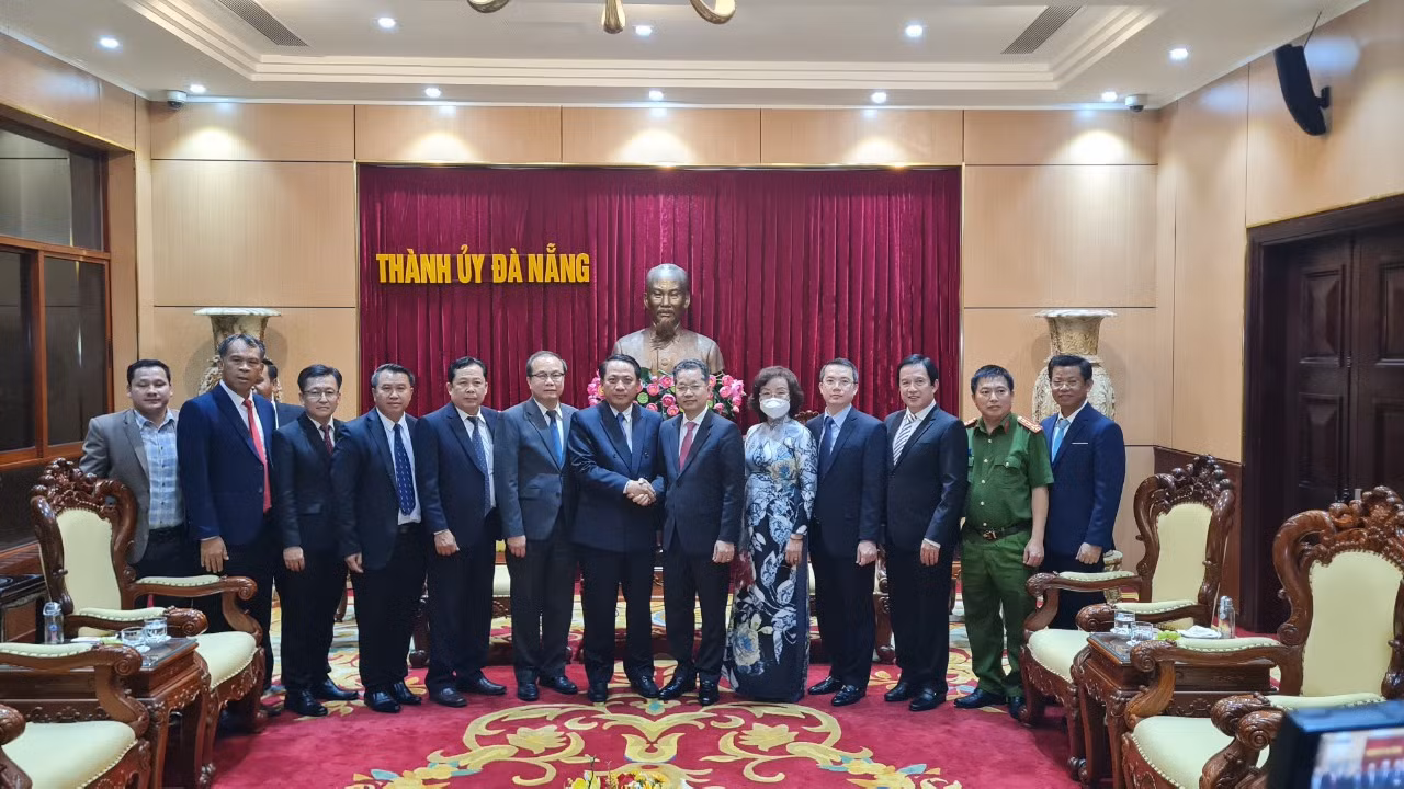 Đà Nẵng tiếp tục quan tâm một cách hiệu quả nhất, góp phần tô thắm thêm tình hữu nghị đặc biệt Việt Nam-Lào. Đà Nẵng tiếp tục quan tâm một cách hiệu quả nhất, góp phần tô thắm thêm tình hữu nghị đặc biệt Việt Nam-Lào.