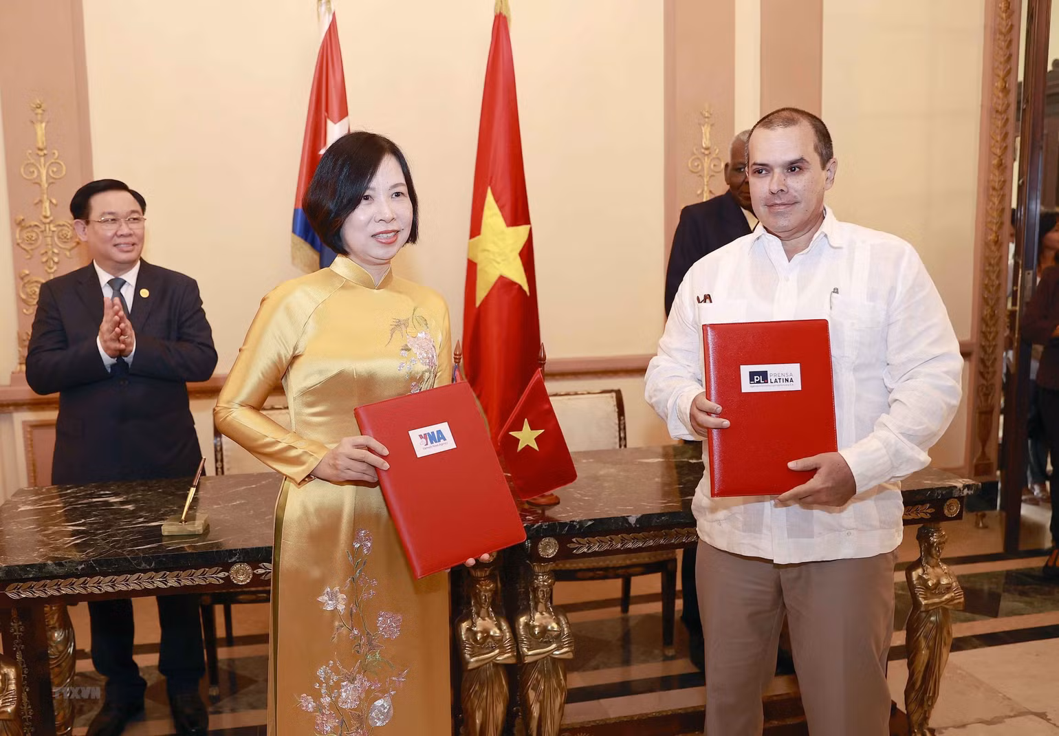 Chủ tịch Quốc hội Vương Đình Huệ và Chủ tịch Quốc hội Cuba Esteban Lazo Hernandez chứng kiến Thỏa thuận hợp tác giữa Thông tấn xã Việt Nam và Thông tấn xã Mỹ Latinh của Cuba (Prensa Latina). (Ảnh: Doãn Tấn/TTXVN)