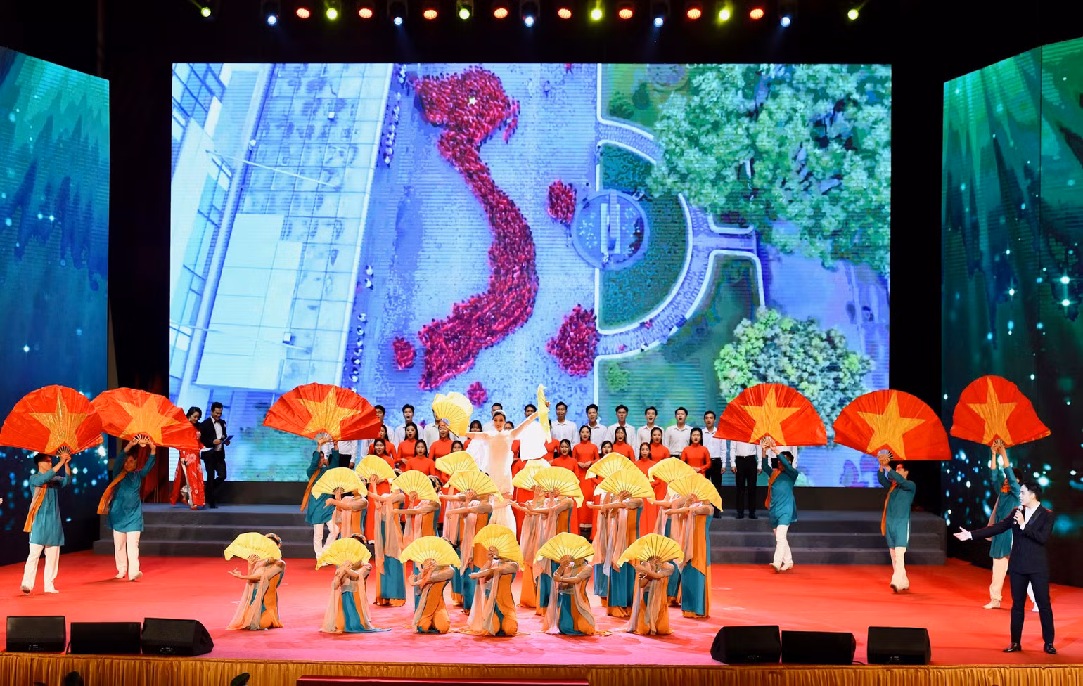 Tiết mục văn nghệ chào mừng "Quê hương tôi Việt Nam" với sự thể hiện của tốp ca nam cùng đội múa. Tiết mục văn nghệ chào mừng "Quê hương tôi Việt Nam" với sự thể hiện của tốp ca nam cùng đội múa.