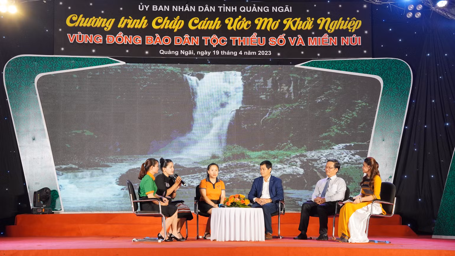 Các bạn trẻ ở vùng đồng bào dân tộc thiểu số miền núi tỉnh Quảng Ngãi giao lưu, chia sẻ những kinh nghiệm về quá trình khởi nghiệp.