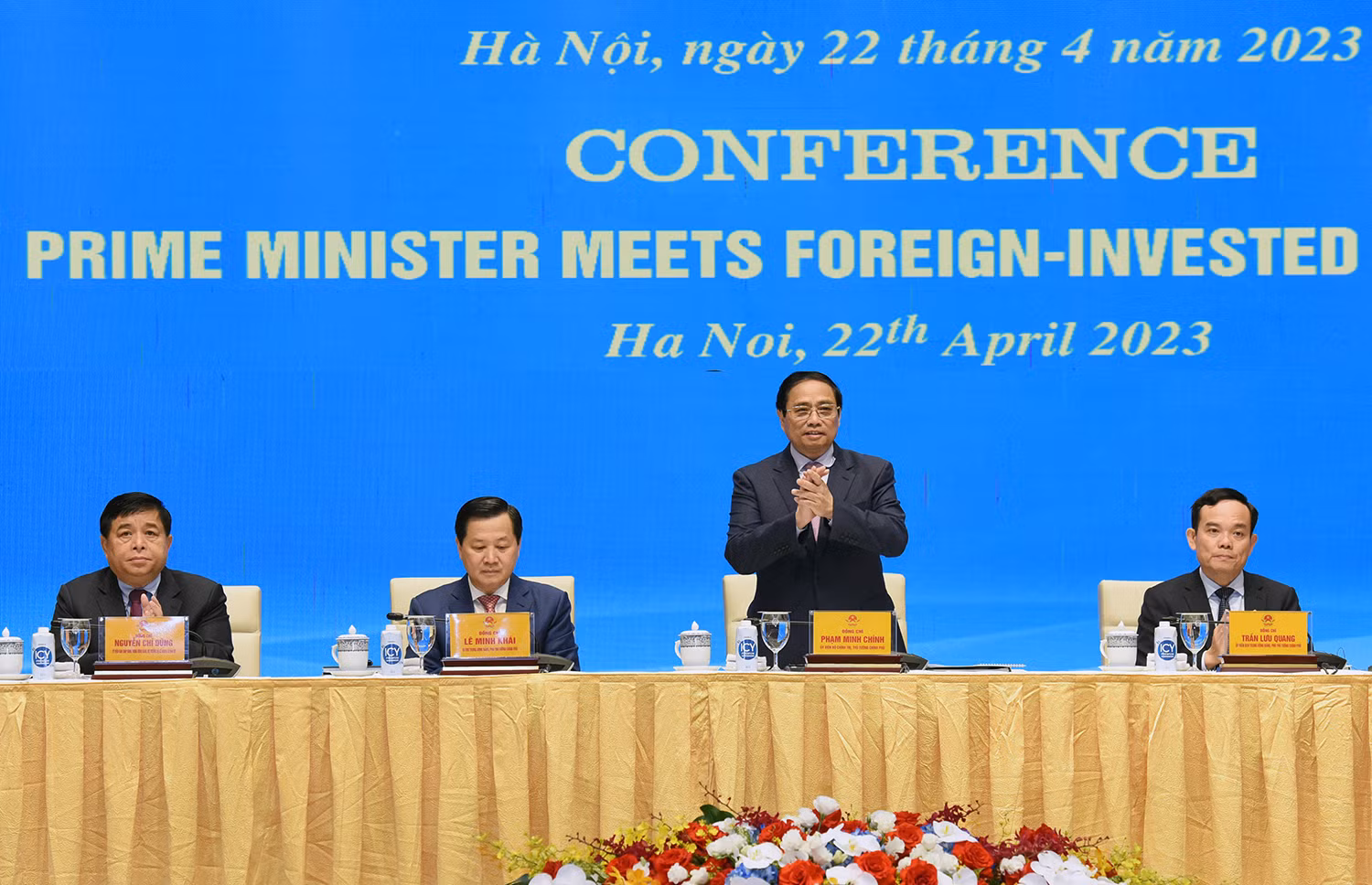 Thủ tướng Phạm Minh Chính và Phó Thủ tướng Lê Minh Khái, Phó Thủ tướng Trần Lưu Quang và Bộ trưởng Kế hoạch và Đầu tư Nguyễn Chí Dũng chủ trì cuộc gặp các nhà đầu tư nước ngoài.