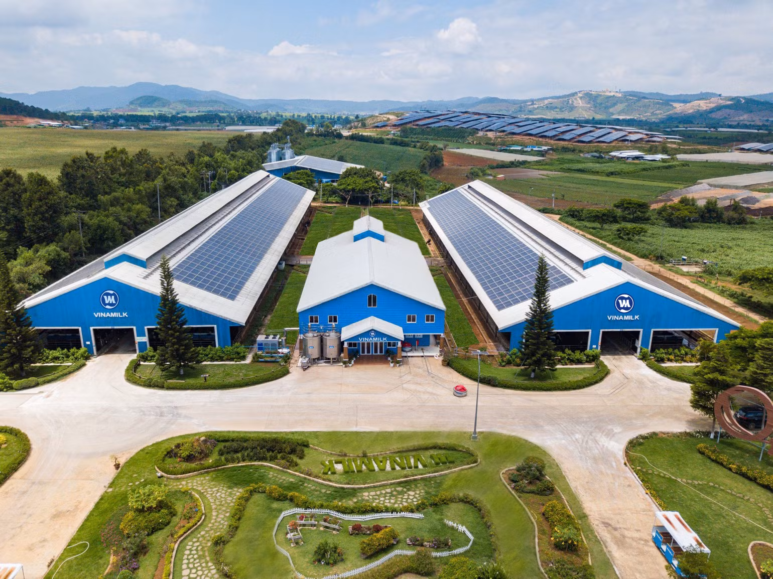 Các trang trại Vinamilk Green Farm đều sử dụng năng lượng mặt trời, góp phần làm giảm thiểu ảnh hưởng biến đổi khí hậu. Các trang trại Vinamilk Green Farm đều sử dụng năng lượng mặt trời, góp phần làm giảm thiểu ảnh hưởng biến đổi khí hậu.