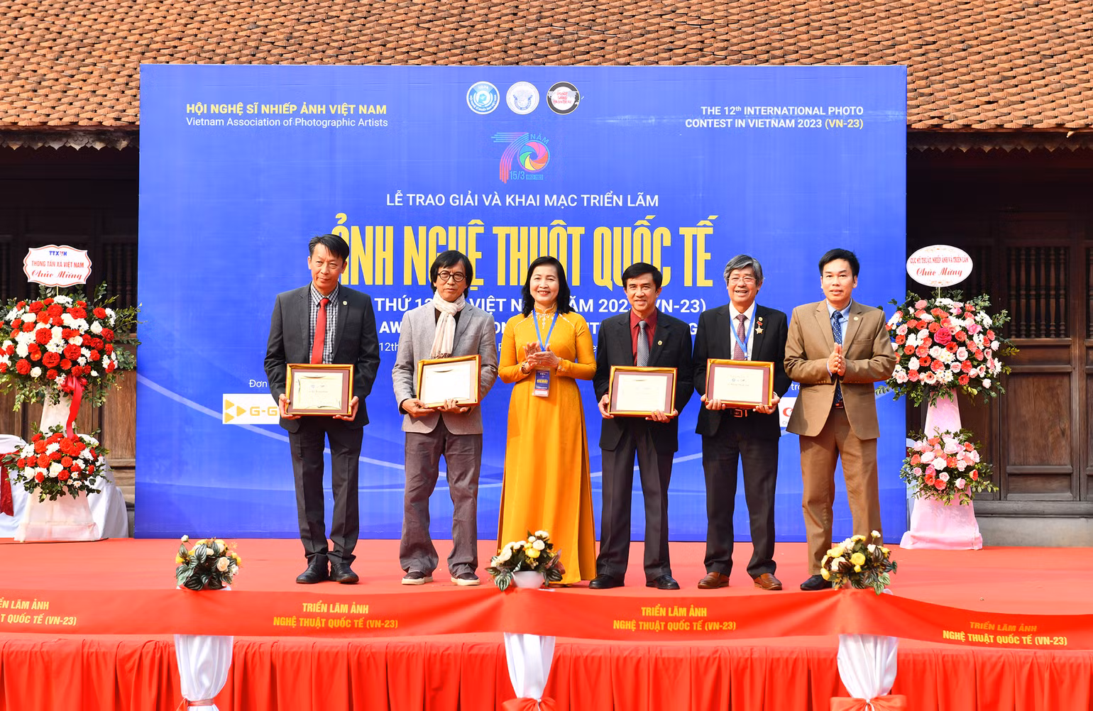 Lãnh đạo Hội Nghệ sĩ Nhiếp ảnh Việt Nam trao kỷ niệm chương tặng các thành viên Ban giám khảo cuộc thi.