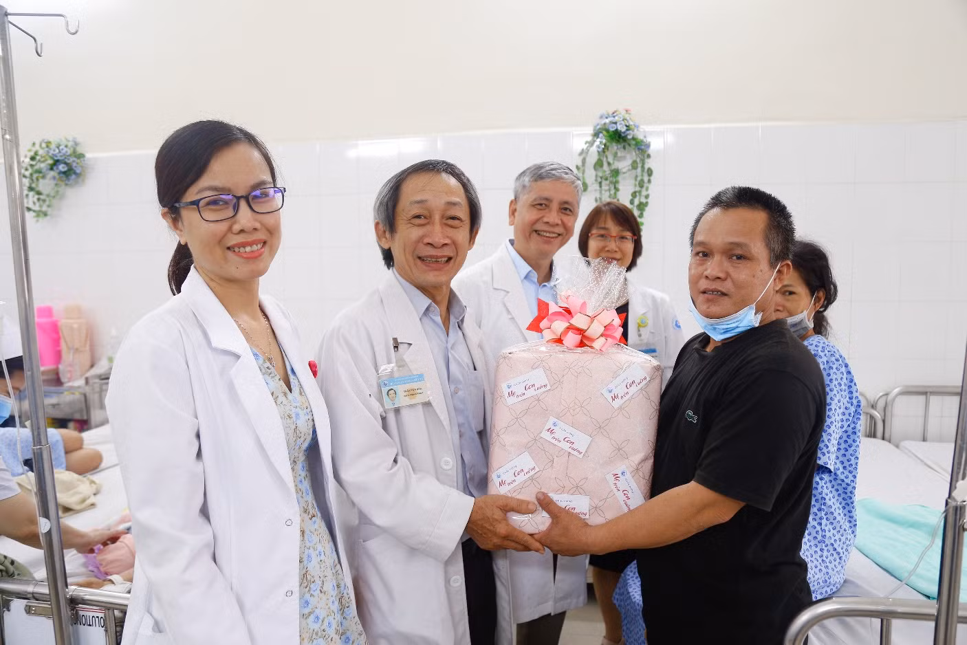 Bác sĩ Chuyên khoa II Trần Ngọc Hải, Phó Giám đốc điều hành Bệnh viện Từ Dũ thăm khám cho bệnh nhân. Bác sĩ Chuyên khoa II Trần Ngọc Hải, Phó Giám đốc điều hành Bệnh viện Từ Dũ thăm khám cho bệnh nhân.