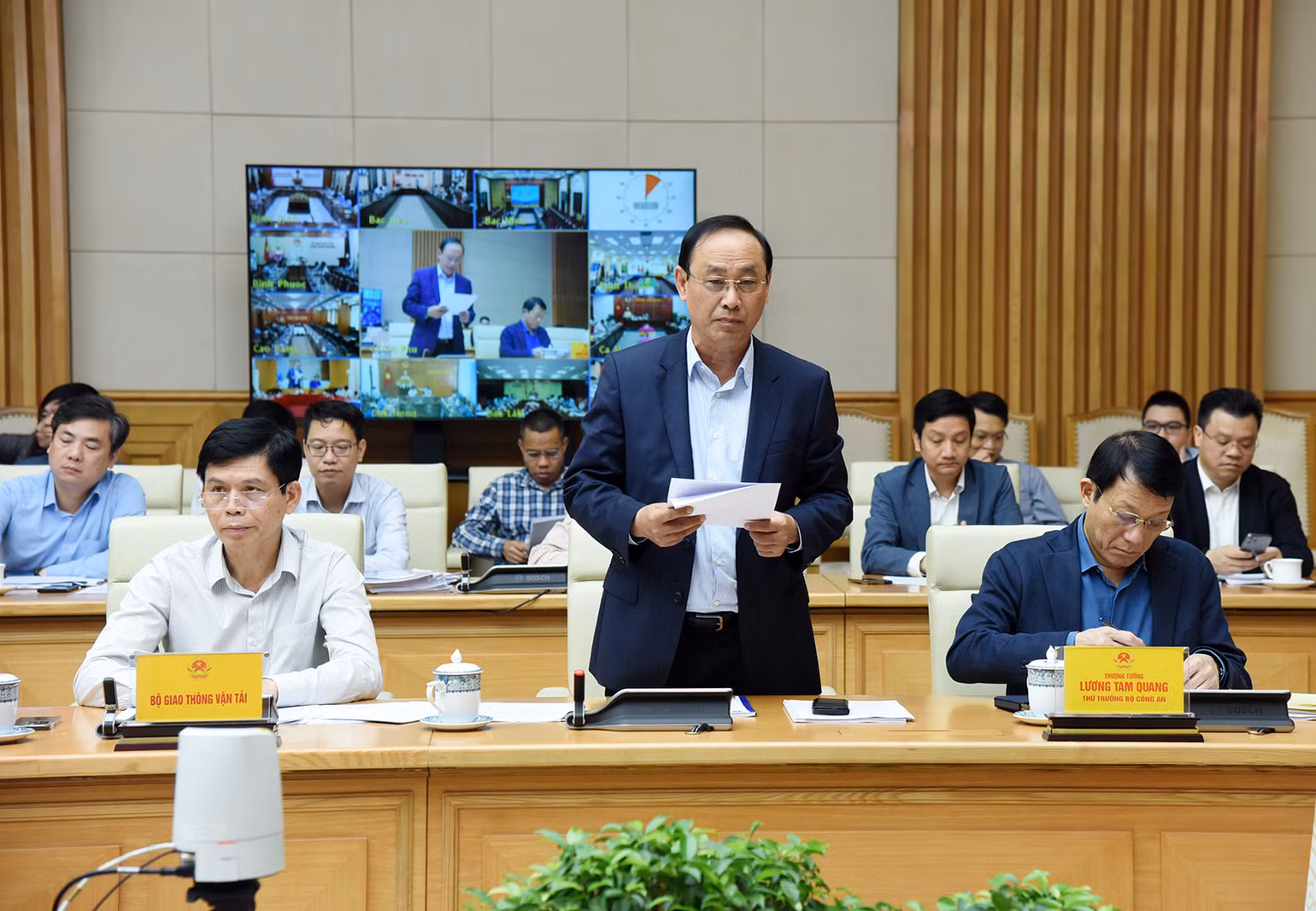 Thứ trưởng Giao thông vận tải Lê Đình Thọ báo cáo tình hình triển khai thực hiện các công trình, dự án quan trọng quốc gia.