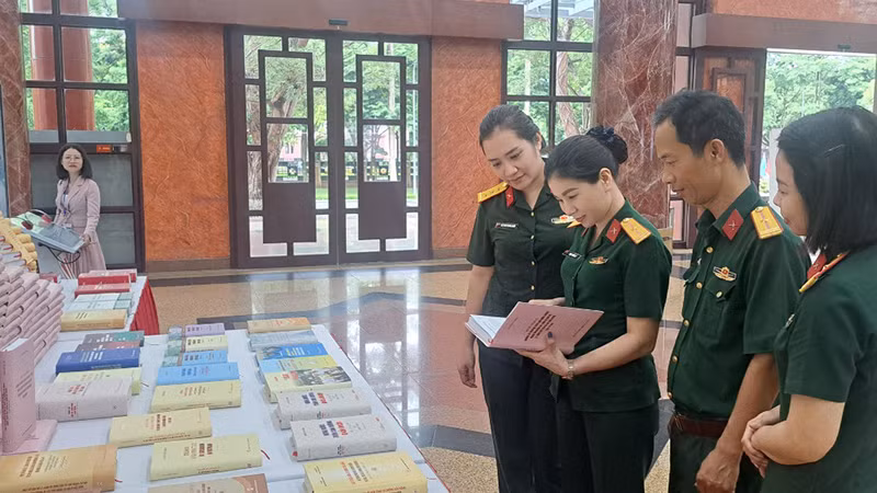 Cán bộ, chiến sĩ cơ quan Bộ Quốc phòng tại gian trưng bày sách nhân Lễ ra mắt sách của Tổng Bí thư. Cán bộ, chiến sĩ cơ quan Bộ Quốc phòng tại gian trưng bày sách nhân Lễ ra mắt sách của Tổng Bí thư.