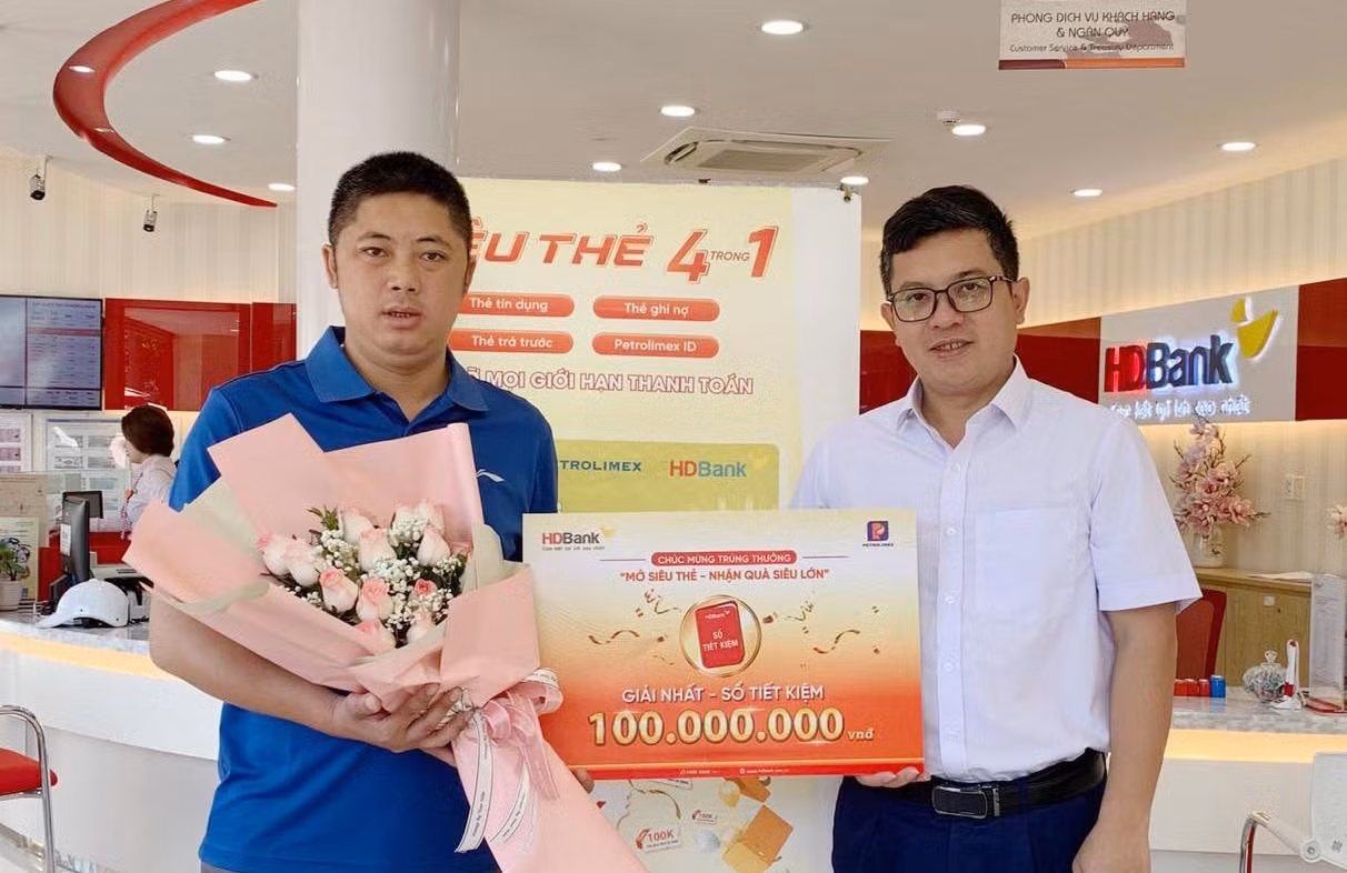 HDBank đã hoàn tất trao giải thưởng đến tận tay khách hàng trúng thưởng trong chương trình “Mở Siêu Thẻ - Nhận Quà Siêu Lớn”.