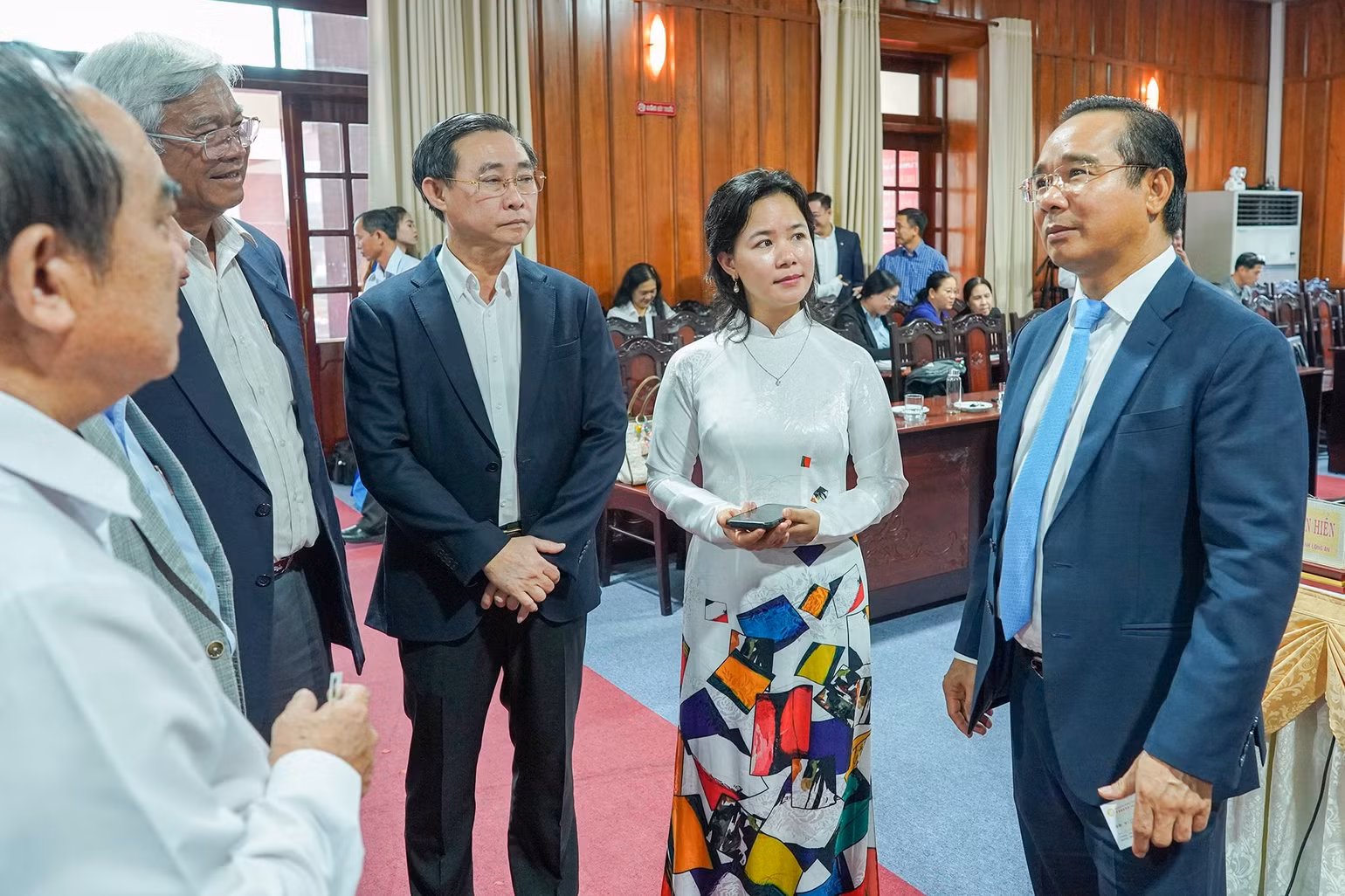 Bí thư Tỉnh ủy Long An Nguyễn Văn Được (phải) trao đổi trực tiếp với doanh nghiệp tại Hội nghị.
