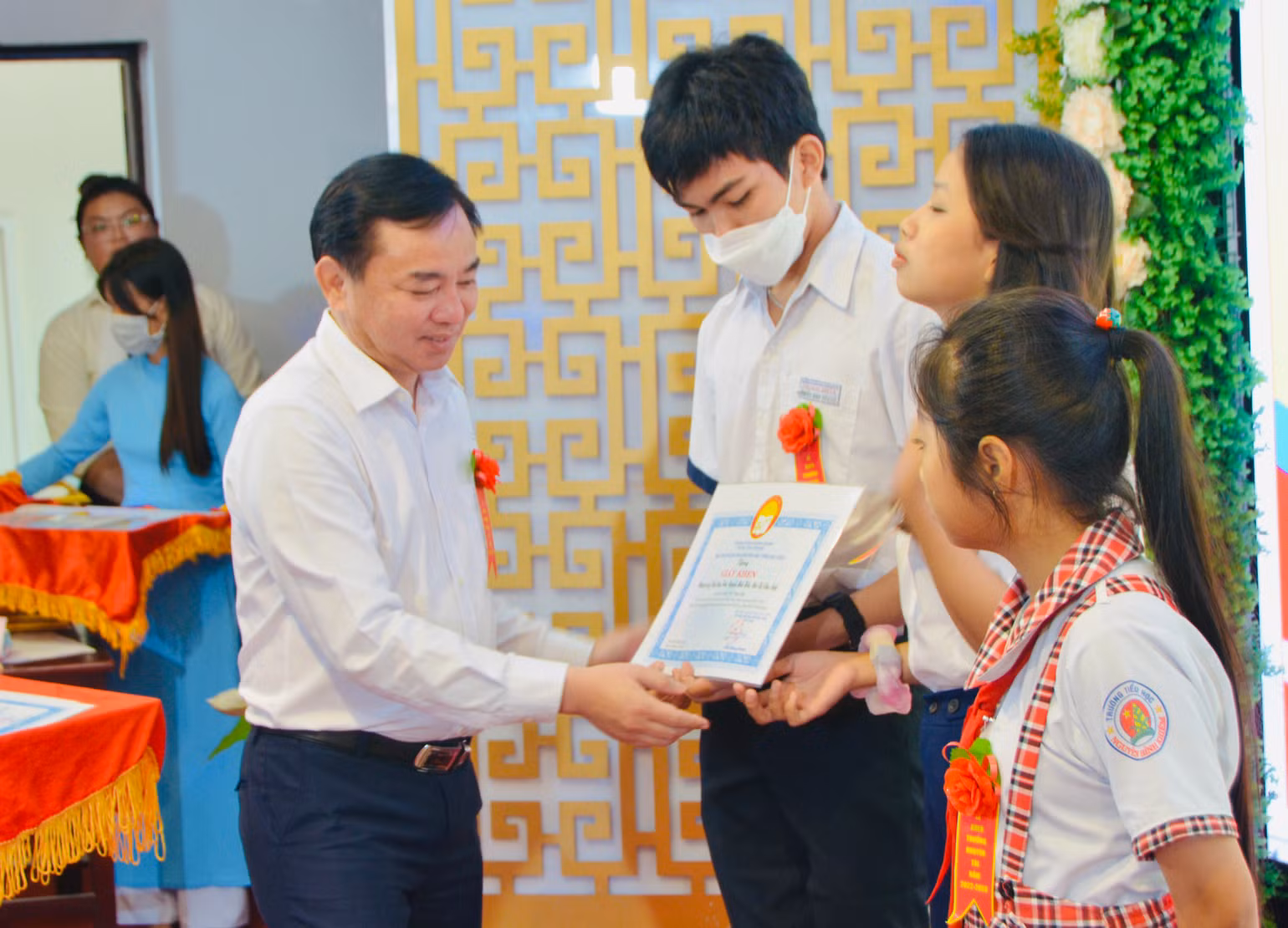 Phó Chủ tịch Ủy ban nhân dân tỉnh Bạc Liêu Phan Thanh Duy trao thưởng cho học sinh xuất sắc.