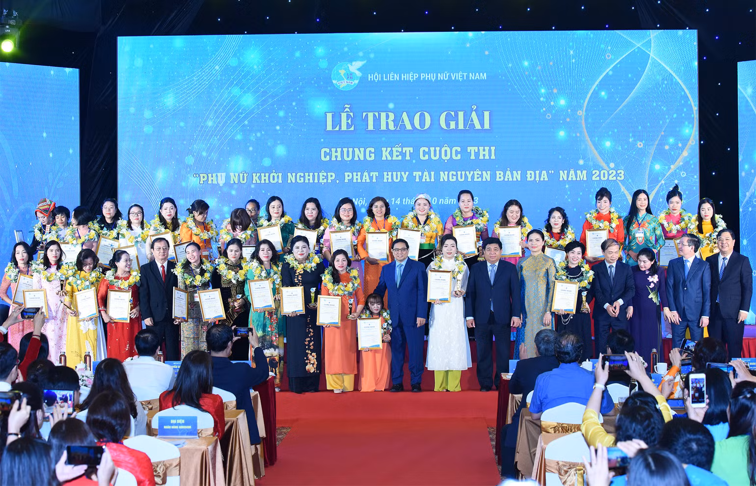 Thủ tướng Phạm Minh Chính và các tác giả đạt giải thưởng cuộc thi "Phụ nữ khởi nghiệp, phát huy tài nguyên bản địa" năm 2023. Thủ tướng Phạm Minh Chính và các tác giả đạt giải thưởng cuộc thi "Phụ nữ khởi nghiệp, phát huy tài nguyên bản địa" năm 2023.
