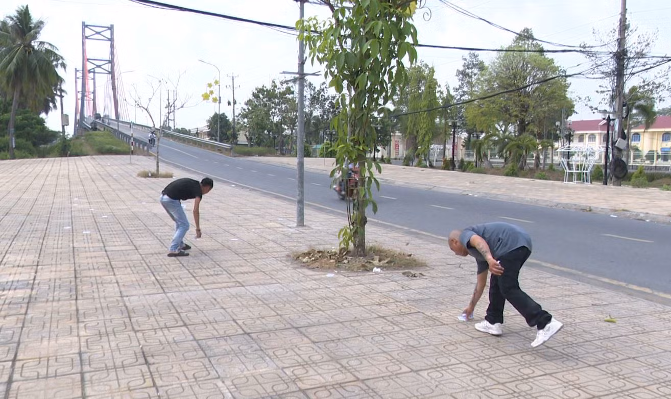 Buộc các đối tượng nhặt hết những tờ rơi đã rải. Buộc các đối tượng nhặt hết những tờ rơi đã rải.