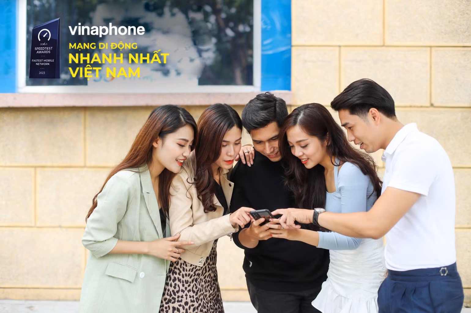 Khách hàng trải nghiệm tốc độ di động nhanh nhất Việt Nam. Khách hàng trải nghiệm tốc độ di động nhanh nhất Việt Nam.