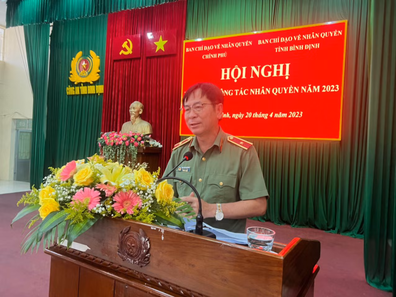 Thiếu tướng Nguyễn Văn Kỷ, Phó Chánh Văn phòng Thường trực Ban Chỉ đạo về Nhân quyền Chính phủ nhấn mạnh vai trò của công tác tập huấn về nhân quyền. Thiếu tướng Nguyễn Văn Kỷ, Phó Chánh Văn phòng Thường trực Ban Chỉ đạo về Nhân quyền Chính phủ nhấn mạnh vai trò của công tác tập huấn về nhân quyền.