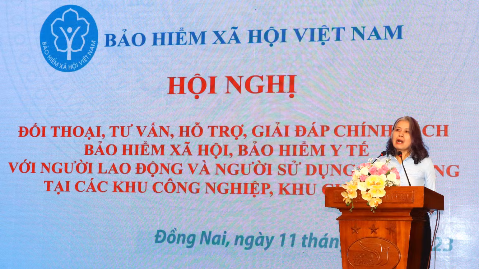 Bà Dương Ngọc Ánh, Phó Giám đốc Trung tâm Dịch vụ hỗ trợ, chính sách khách hàng, Bảo hiểm Xã hội Việt Nam phát biểu ý kiến. Bà Dương Ngọc Ánh, Phó Giám đốc Trung tâm Dịch vụ hỗ trợ, chính sách khách hàng, Bảo hiểm Xã hội Việt Nam phát biểu ý kiến.