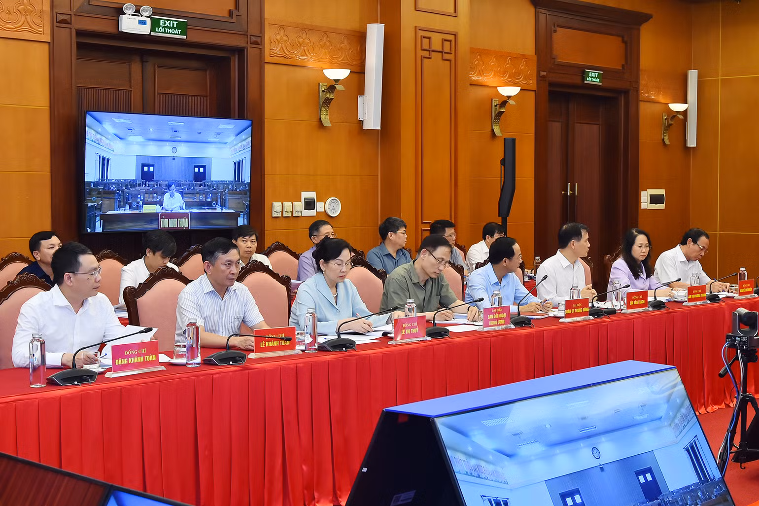Bí thư Thành ủy Thành phố Hồ Chí Minh Nguyễn Văn Nên cùng các đại biểu tham dự hội nghị tại điểm cầu Trụ sở Trung ương Đảng.
