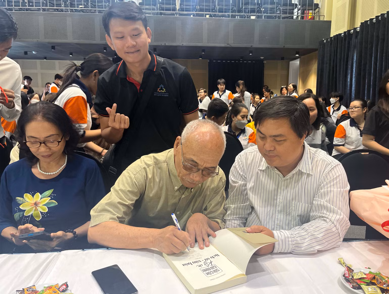 Nhà nghiên cứu Huỳnh Ngọc Trảng ký tặng sách cho các thầy cô, sinh viên.