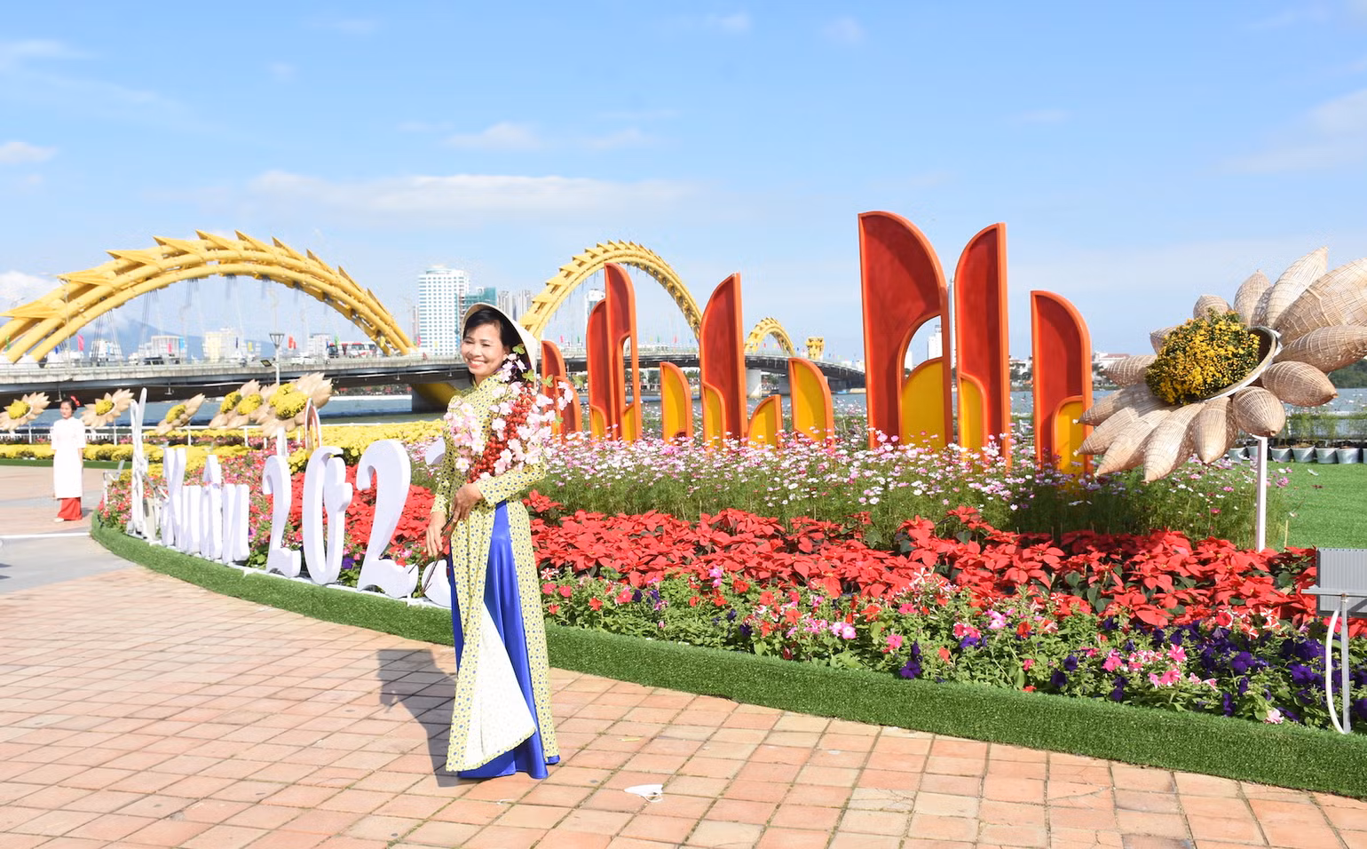 Du khách chụp ảnh trên đường hoa xuân Đà Nẵng.