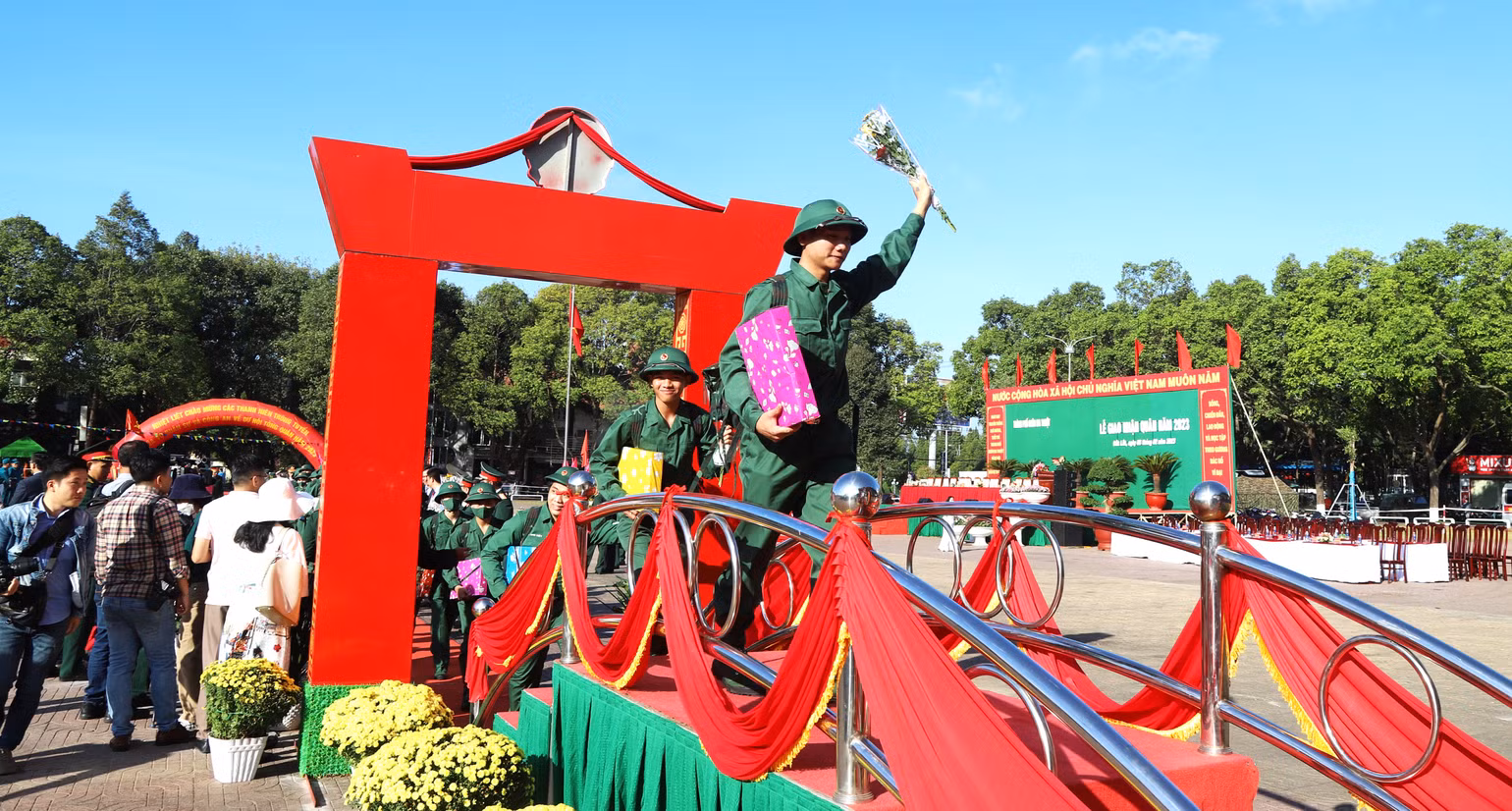 Các tân binh qua cầu Vinh Quang nô nức lên đường tòng quân. Các tân binh qua cầu Vinh Quang nô nức lên đường tòng quân.