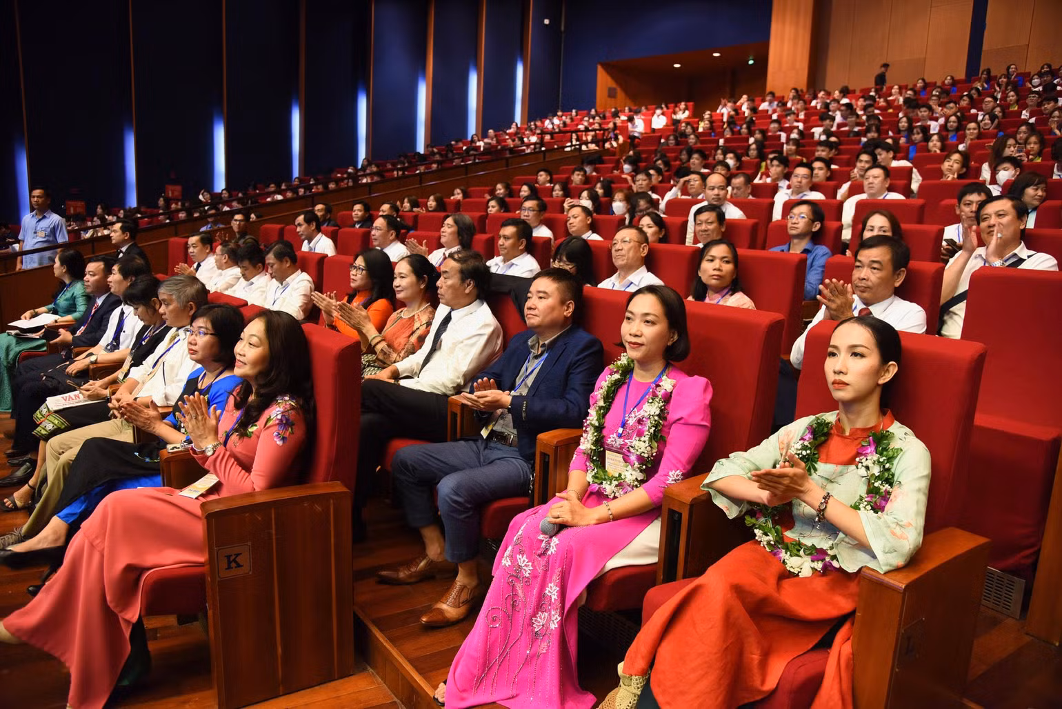 Các đại biểu tham gia buổi lễ. Các đại biểu tham gia buổi lễ.