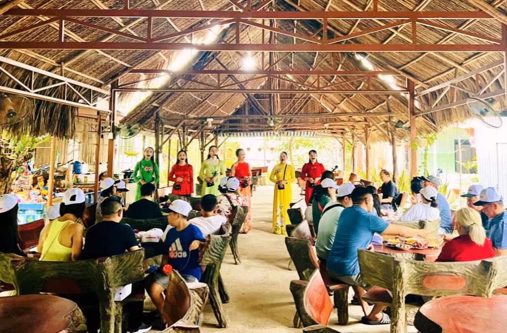 Khách được nghe đàn ca tài tử tại khu du lịch Thới Sơn, xã Thới Sơn, thành phố Mỹ Tho (Tiền Giang). Khách được nghe đàn ca tài tử tại khu du lịch Thới Sơn, xã Thới Sơn, thành phố Mỹ Tho (Tiền Giang).