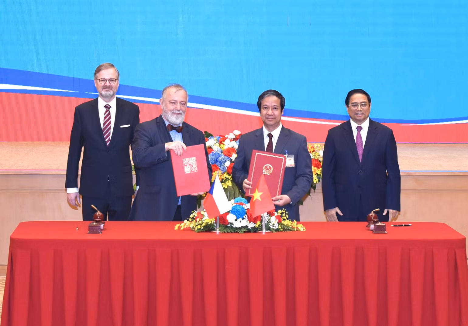 Thủ tướng Phạm Minh Chính và Thủ tướng nước Cộng hòa Séc Petr Fiala chứng kiến lễ ký nghị định thư về hợp tác trong lĩnh vực giáo dục với Bộ Giáo dục, Thanh niên và Thể thao Cộng hòa Séc.