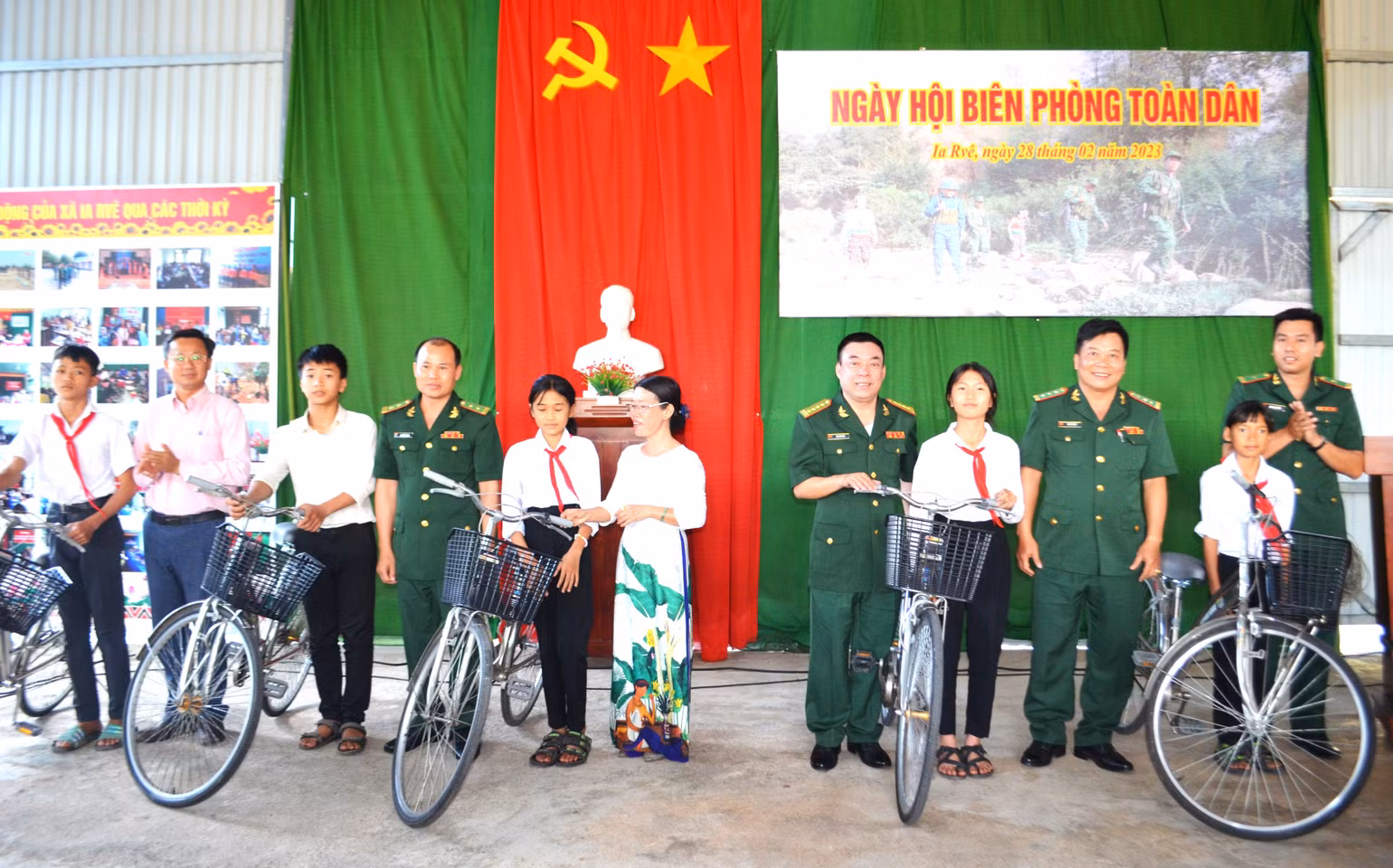 Lãnh đạo Bộ Chỉ huy Bộ đội Biên phòng tỉnh Đắk Lắk và đại diện các đơn vị trao tặng xe đạp cho các em học sinh có hoàn cảnh khó khăn trên địa bàn xã Ia Rvê.