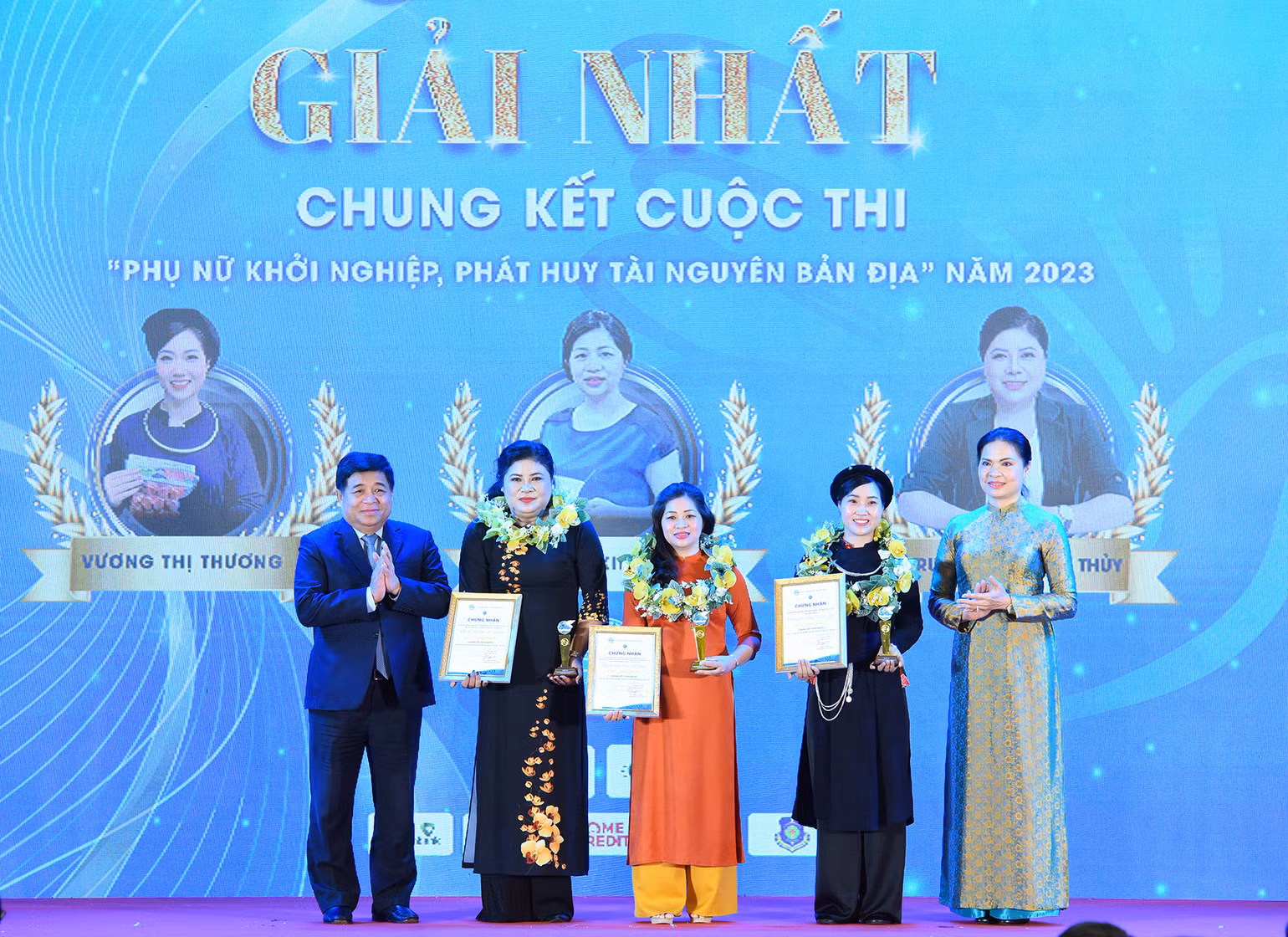 Bộ trưởng Kế hoạch và đầu tư Nguyễn Chí Dũng trao giải Nhất cuộc thi "Phụ nữ khởi nghiệp, phát huy tài nguyên bản địa" năm 2023 cho các tác giả. Bộ trưởng Kế hoạch và đầu tư Nguyễn Chí Dũng trao giải Nhất cuộc thi "Phụ nữ khởi nghiệp, phát huy tài nguyên bản địa" năm 2023 cho các tác giả.