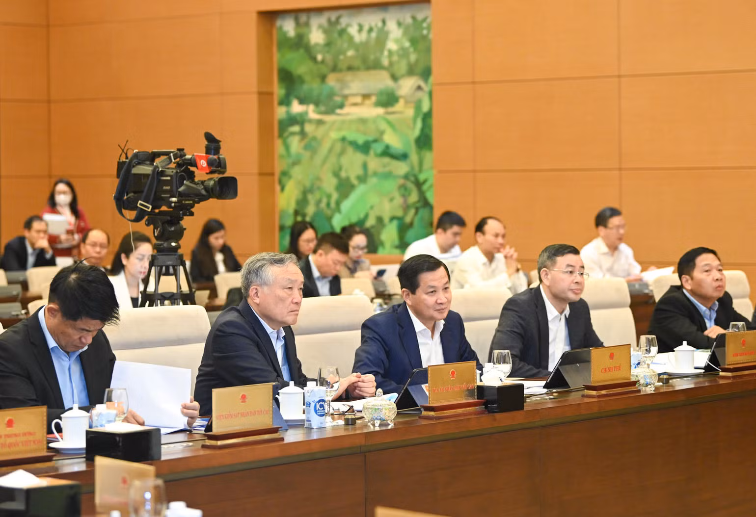 Chánh án Tòa án nhân dân tối cao Nguyễn Hòa Bình, Phó Thủ tướng Chính phủ Lê Minh Khái và các đại biểu dự phiên họp. Chánh án Tòa án nhân dân tối cao Nguyễn Hòa Bình, Phó Thủ tướng Chính phủ Lê Minh Khái và các đại biểu dự phiên họp.