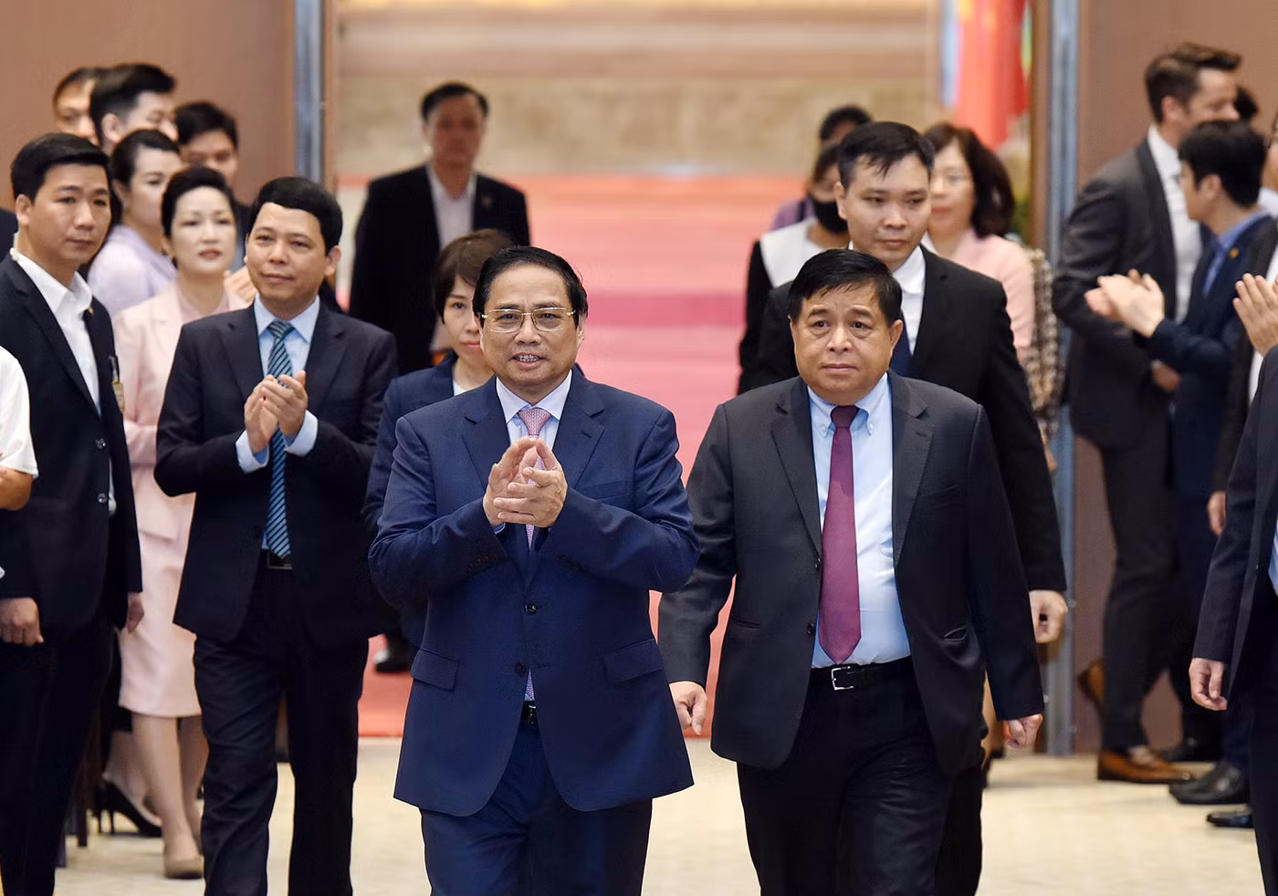 Thủ tướng Phạm Minh Chính đến dự cuộc gặp các nhà đầu tư nước ngoài.