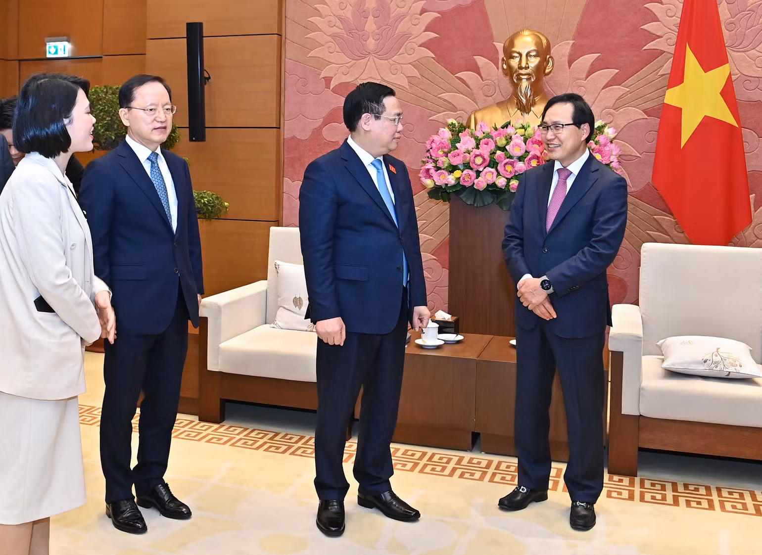 Chủ tịch Quốc hội Vương Đình Huệ trao đổi với các đại biểu dự buổi tiếp. Chủ tịch Quốc hội Vương Đình Huệ trao đổi với các đại biểu dự buổi tiếp.
