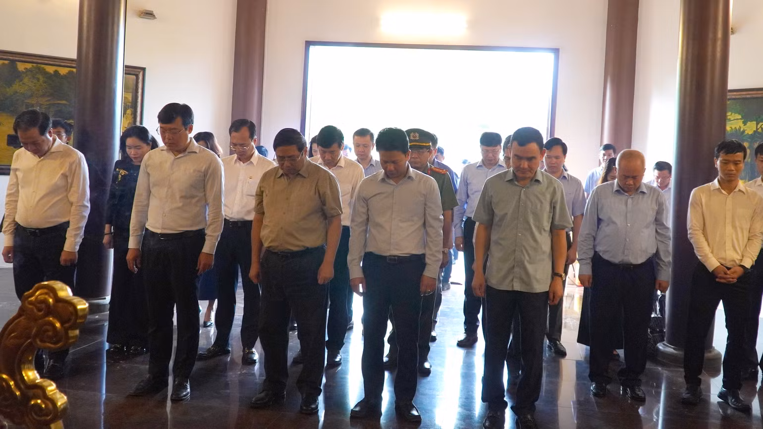 Quang cảnh mặc niệm tưởng nhớ công ơn Cụ Phó bảng Nguyễn Sinh Sắc. (Ảnh: HỮU NGHĨA) Quang cảnh mặc niệm tưởng nhớ công ơn Cụ Phó bảng Nguyễn Sinh Sắc. (Ảnh: HỮU NGHĨA)