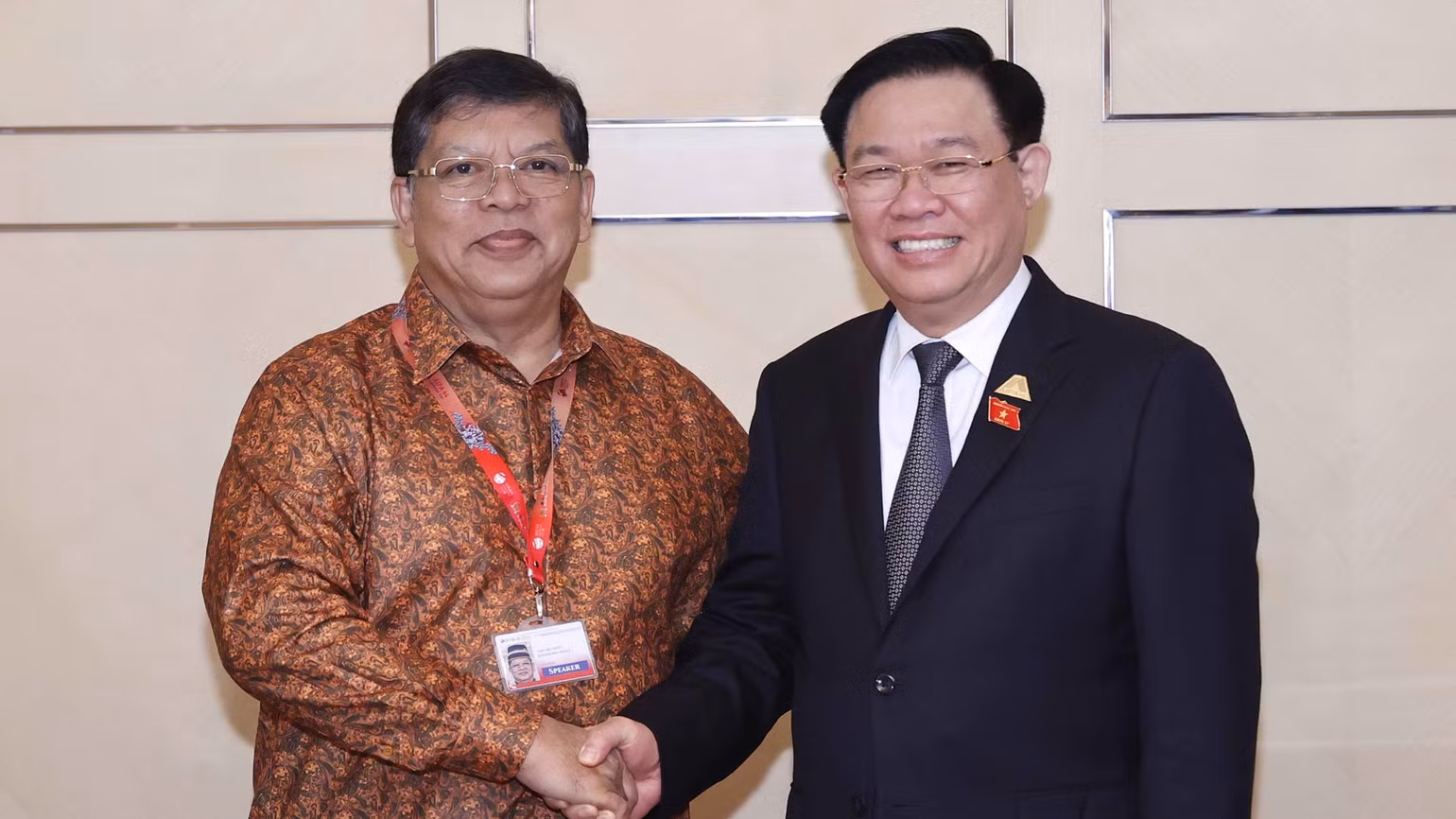 Chủ tịch Quốc hội Vương Đình Huệ gặp Chủ tịch Hạ viện Malaysia Tan Sri Dato’ Johari Bin Abdul. (Ảnh: Doãn Tấn/TTXVN) Chủ tịch Quốc hội Vương Đình Huệ gặp Chủ tịch Hạ viện Malaysia Tan Sri Dato’ Johari Bin Abdul. (Ảnh: Doãn Tấn/TTXVN)