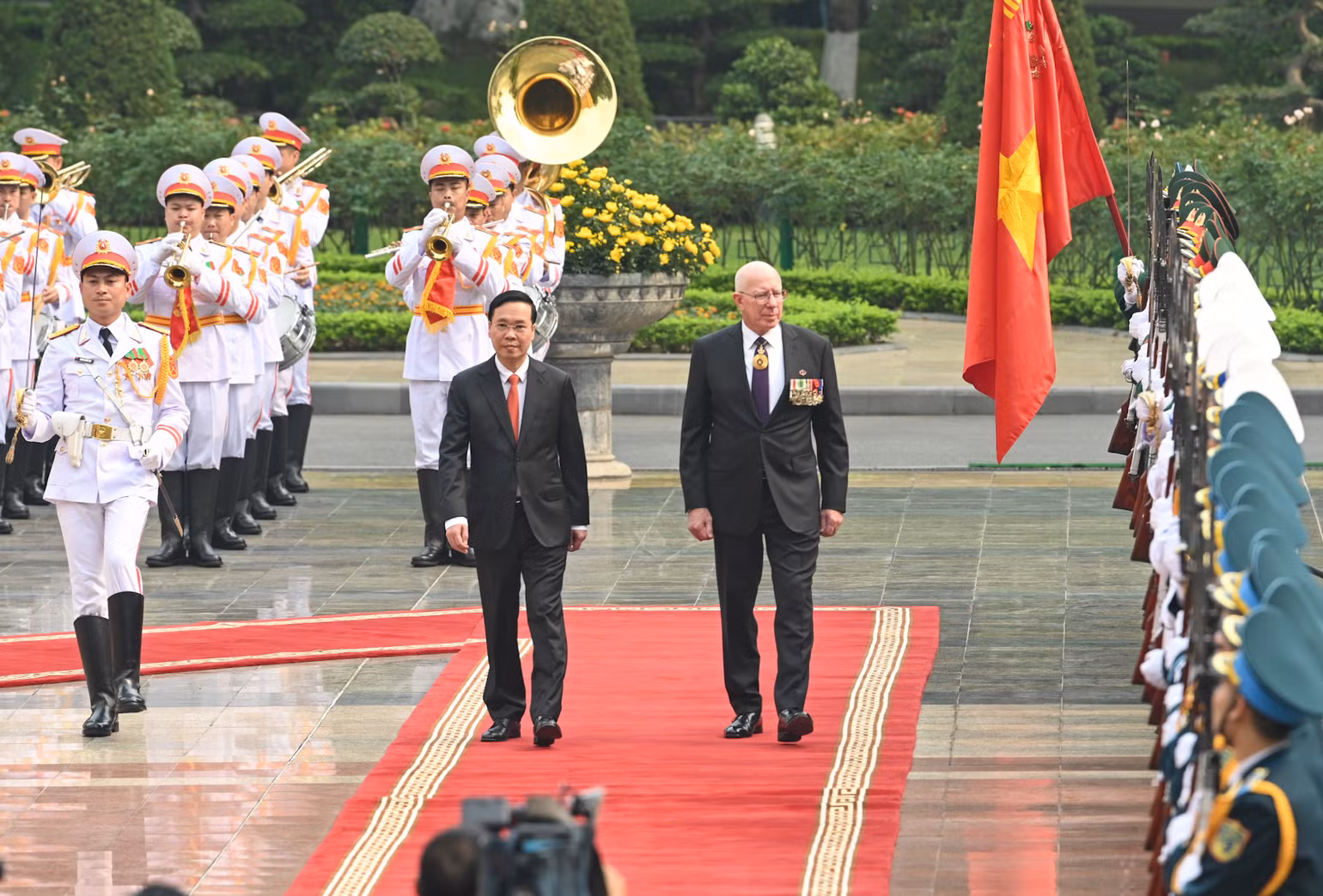 Chủ tịch nước Võ Văn Thưởng và Toàn quyền Australia David Hurley duyệt đội danh dự Quân đội nhân dân Việt Nam tại lễ đón. (Ảnh: DUY LINH) Chủ tịch nước Võ Văn Thưởng và Toàn quyền Australia David Hurley duyệt đội danh dự Quân đội nhân dân Việt Nam tại lễ đón. (Ảnh: DUY LINH)