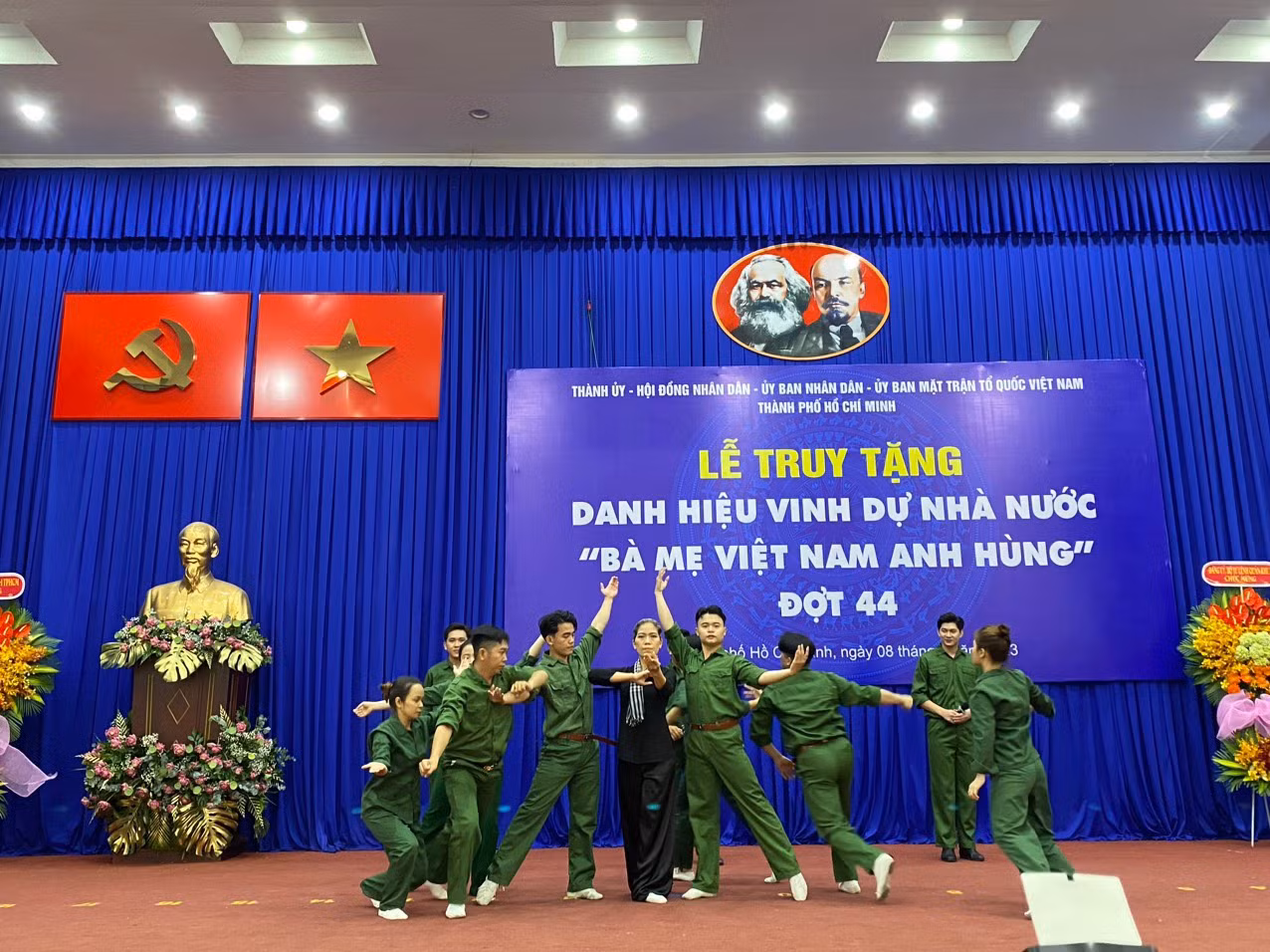 Các tiết mục văn nghệ ca ngợi những công lao của các Mẹ Việt Nam Anh hùng.