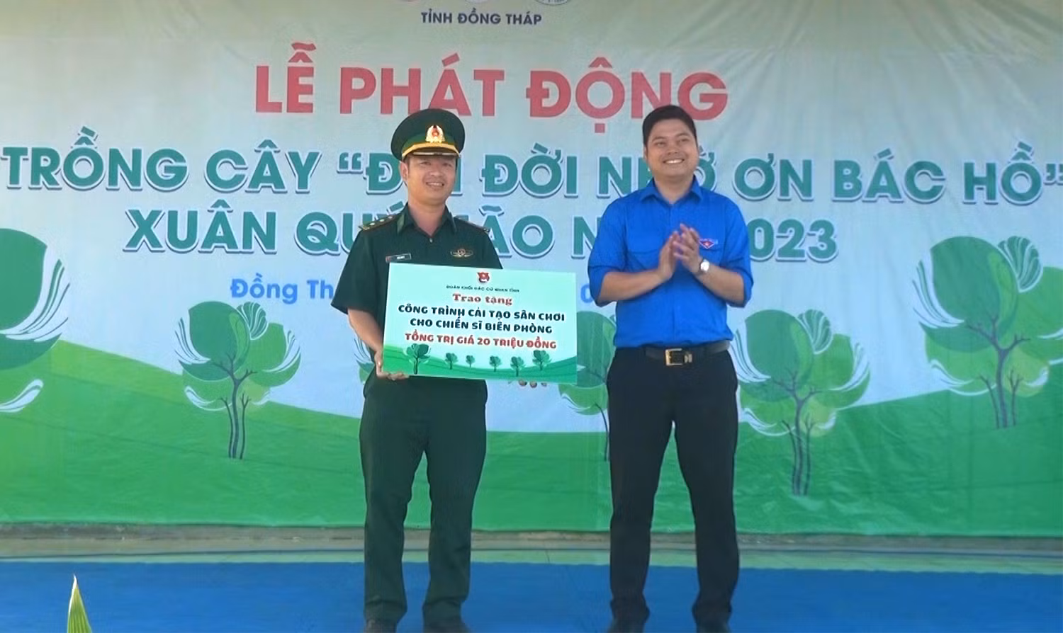 Đại diện Ban Thường vụ Tỉnh đoàn Đồng Tháp trao tặng công trình cải tạo sân chơi cho chiến sĩ Bộ đội Biên phòng tỉnh.