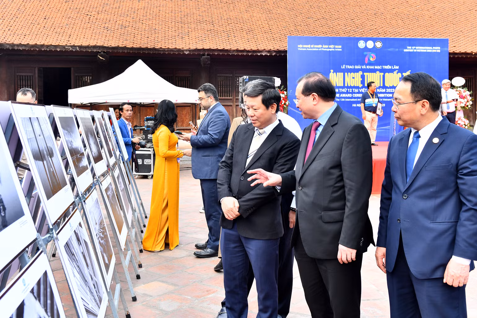 Các đại biểu tham quan triển lãm ảnh.
