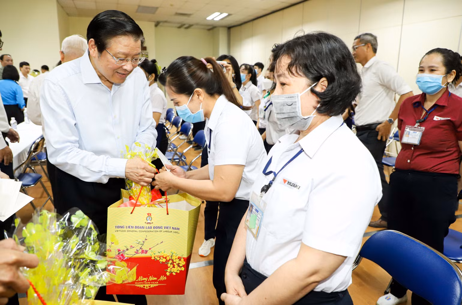 Trưởng Ban Nội chính Trung ương Phan Đình Trạc trao tặng quà cho đoàn viên công đoàn, công nhân lao động khó khăn tại Công ty TNHH Yazaki EDS Việt Nam. Trưởng Ban Nội chính Trung ương Phan Đình Trạc trao tặng quà cho đoàn viên công đoàn, công nhân lao động khó khăn tại Công ty TNHH Yazaki EDS Việt Nam.