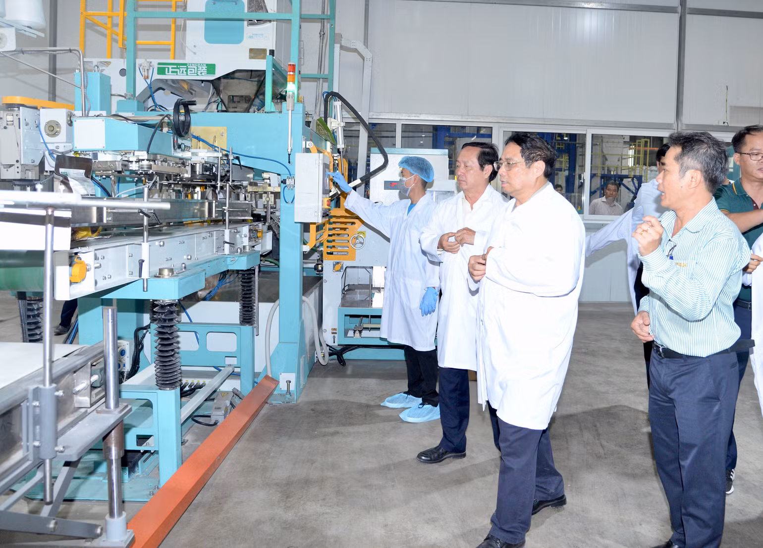 Thủ tướng Phạm Minh Chính thăm dây chuyền đóng gói gạo của VINARICE.