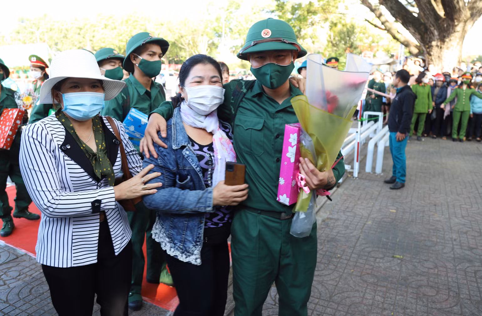 Các tân binh thành phố Buôn Ma Thuột chia tay với người thân lên đường tòng quân bảo vệ Tổ quốc. Các tân binh thành phố Buôn Ma Thuột chia tay với người thân lên đường tòng quân bảo vệ Tổ quốc.