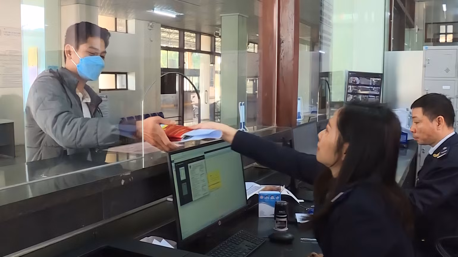 Người dân làm thủ tục xuất nhập cảnh tại cửa khẩu quốc tế Lao Bảo.